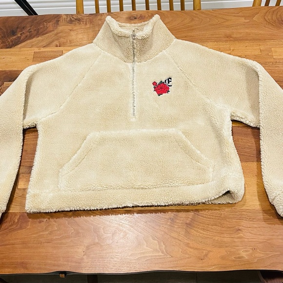 Empyre Sherpa Teddy Pullover MediumRose
Embroidered Emma Chamberlain Cozy Grunge - Picture 2 of 8